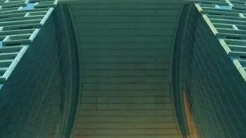 Los deportistas atraviesan el Marco de Dubai. (X)