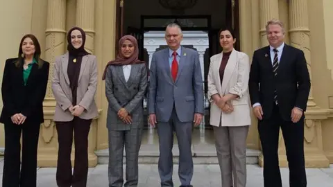 Tercera por la izquierda, la embajadora de EAU en Costa Rica. (Ministerio de Exteriores de Costa Rica)