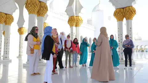 Una imagen de visitantes en la Gran Mezquita Jeque Zayed. (WAM)