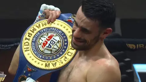 José Quiles con su trofeo en Dubai. (X)