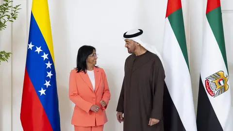 El presidente de EAU junra a la vicepresidenta de Venezuela. (WAM)