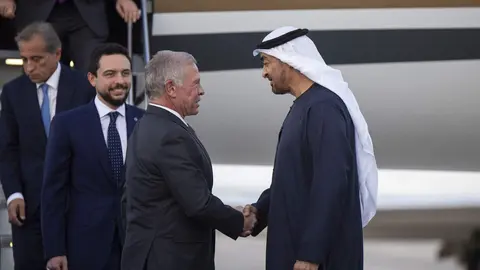 El presidente de EAU recibe al rey de Jordania. (WAM)