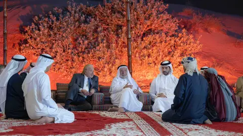 En el centro de la imagen, el gobernante de Sharjah durante el Festival de Teatro. (WAM)