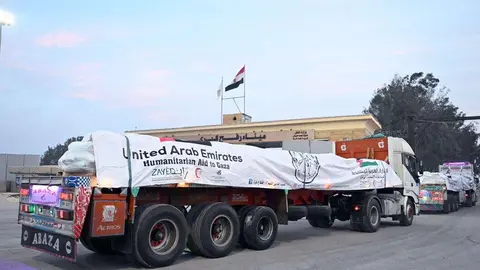 Uno de los camiones con ayuda en Gaza. (WAM)