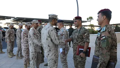 Los militares emiratíes saludan a los jordanos. (WAM)