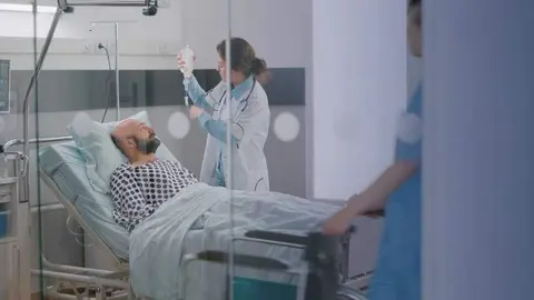 Un paciente en un hospital de Abu Dhabi. (WAM)