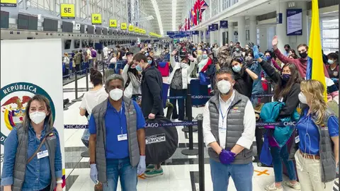 Detalle de la portada de ORBIS donde aparecen integrantes del staf del Consulado General de Bogotá en Chicago en el año 2020 durante la salida del vuelo humanitario que organizaron para evacuar a 176 nacionales durante la pandemia. (Patricia Mogollón)