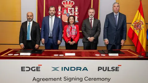 Imagen de la firma del acuerdo para la 'joint venture' entre Indra y Edge Group. (WAM)