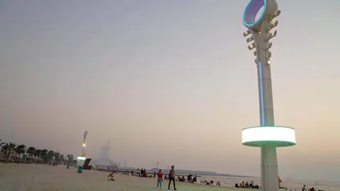Una playa en Dubai al caer la tarde. (WAM)