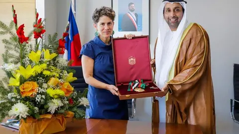 La ministra chilena recibe la medalla de manos del embajador de EAU. (WAM)
