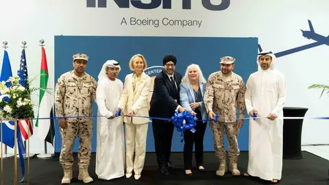 De izquierda a derecha: General de Brigada Yacoub Yousef Al Hammadi, director de la Dirección de Seguridad y Licencias Industriales, Juma Al Dhaheri, director ejecutivo de Boeing Aerospace Middle East Limited, la embajadora de EEUU en Emiratos, Martina Strong,  Kuljit Ghata-Aura, presidente de Boeing Medio Oriente, Turquía, África y Asia Central, Diane Rose, directora ejecutiva de Insitu, el general de brigada Mohmmed Ali Mohammed Al Sumaiti, Fuerza Terrestre de EAU y Majed Al Shamsi, director de Programas Económicos, Consejo de Tawazun. (Insitu)