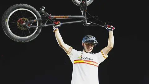 Travis Asenjo, tras proclamarse en Emiratos Árabes Unidos campeón del mundo de trial júnior. (rfec.com)