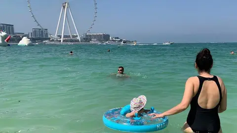 La playa de JBR en Dubai durante el invierno pasado. (EL CORREO)