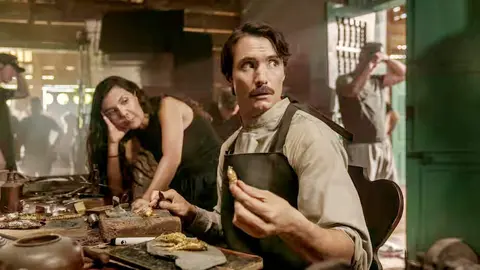 Laura Mora y Claudio Cataño, en un fotograma de la serie Cien años de soledad.