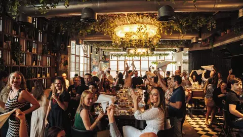 Animada fiesta en Lola Taberna Dubai. (Cedida)