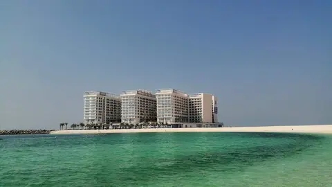 Edificios en la isla Marjan en el emirato de Ras Al Khaimah. (El Correo)