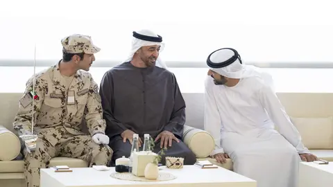 En el centro de la imagen el presidente de EAU junto al príncipe heredero de Dubai y el mititar graduado. (WAM)
