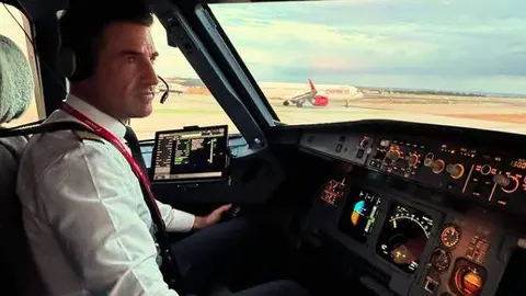 El piloto español a los mandos de un Airbus A320. (Instagram)