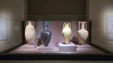 Objetos encontrados en Sharjah y expuestos en la exposición en Japón. (WAM)