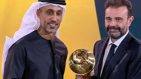El director general del Real Madrid, recoge el premio al mejor club. (X)