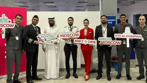 Representantes y tripulantes de cabina de la aerolínea Air Arabia. (WAM)