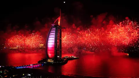 Fuegos artificiales en el hotel Burj Al Arab. (VisitDubai)