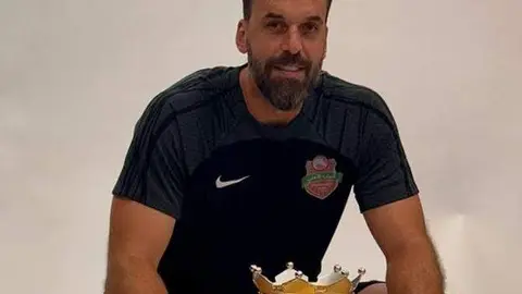 Una imagen del exportero español con la supercopa de EAU. (@manuelalmunia77)