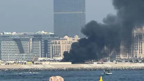 El barco en llamas en Dubai Harbour. (Defensa Civil)