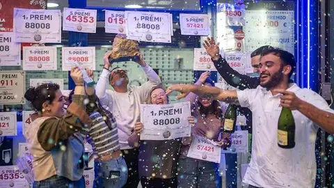 Varios españoles celebran que les ha tocado la Lotería de Navidad. (Fuente externa)
