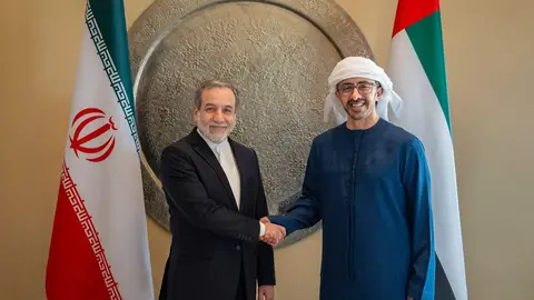Los ministros de Exteriores de EAU e Irán en Abu Dhabi. (WAM)