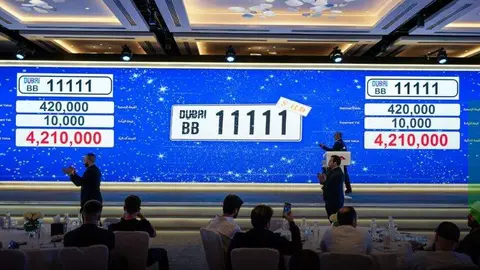 Un momento de la subasta de matrículas de coches este sábado en Dubai. (X)