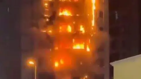Una captura de pantalla de un vídeo del incendio en Al Barsha.