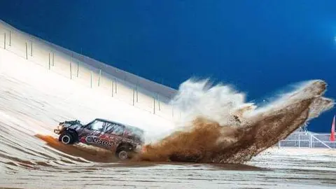 Un coche asciendo sobre la duna. (WAM)