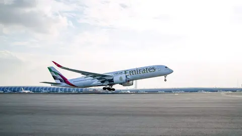 El primer Airbus A350 de Emirates despega de DXB. (WAM)