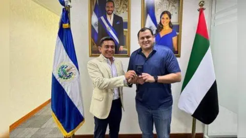 El embajador junto al expatriado en Abu Dhabi, (@GerardoPerezSV.)