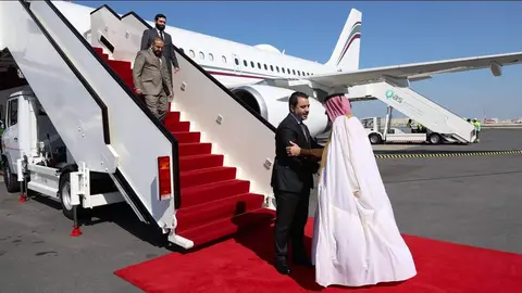 El ministro de Exteriores interino de Siria, Asaad al Shaibani, a su llegada al aeropuerto de Doha. (@dohanews)
