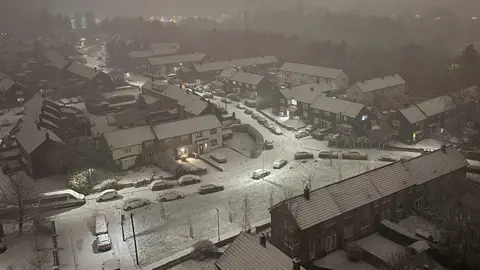 La nieve cubre la ciudad de Manchester. (X)