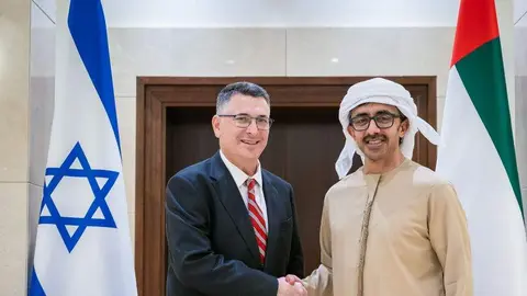 Los ministros de Exteriores de EAU e Israel en Abu Dhabi. (WAM)