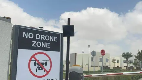 Un cartel alertando del uso prohibido de drones en una urbanización de Dubai. (EL CORREO)