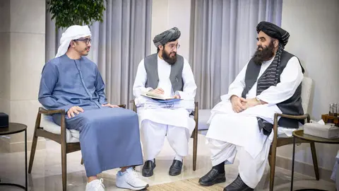 Los ministros Exteriores de EAU y Afganistán (primero por la izquierda) en Abu Dhabi. (WAM)