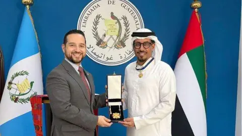Un momento de la entrega del reconocimiento al diplomático emiratí. (WAM)