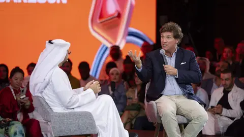 Tucker Carlson durante la presentación de la Cumbre 1.000 millones de seguidores en Dubai. (WAM)