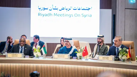 En el centro de la imagen, el ministro de Exteriores de EAU durante la conferencia. (WAM)