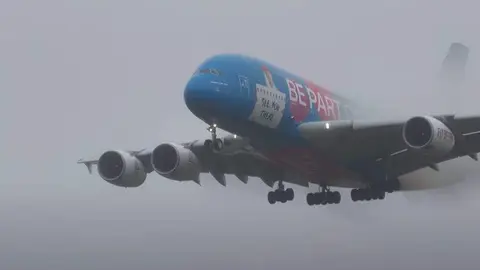 El A380 aterriza en Londres con niebla. (Youtube)