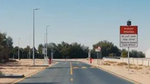 Un captura de pantalla del vídeo de la puerta inteligente en la carretera de Hatta. (RTA)