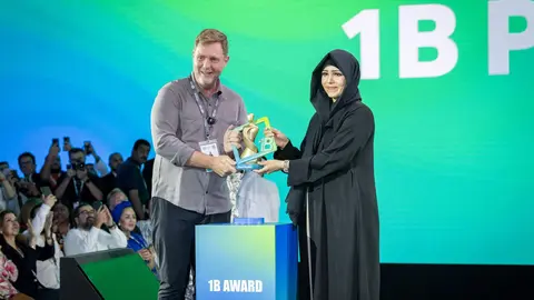 La jequesa entrega el premio a  Simon Squibb. (WAM)