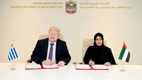 Un momento de la firma del Memorando entre Emiratos y Uruguay. (WAM)