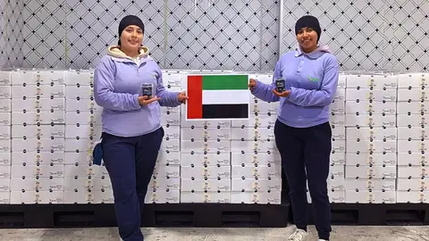 Trabajadoras de  la empresa delante de un cargamento de arándanos con destino a Dubai, enero de 2025.- (Nobis Fruit Company)