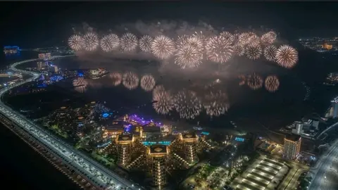 Fuegos artificiales en Ras Al Khaimah para finalizar 2024. (WAM)