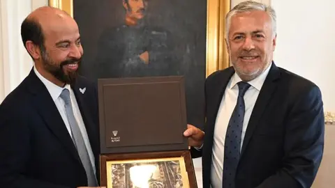 El embajador de Emiratos Árabes en Argentina (izquierda) junto al gobernandor de Mendoza. (Fuente externa)
